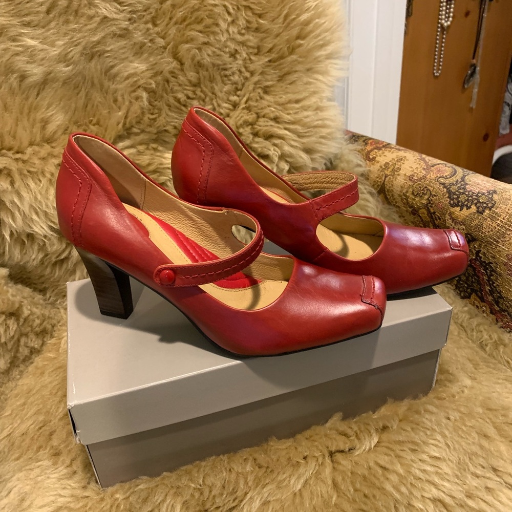 Red leather Mary Jane style Hush Puppy shoes. NWOT. US 7.